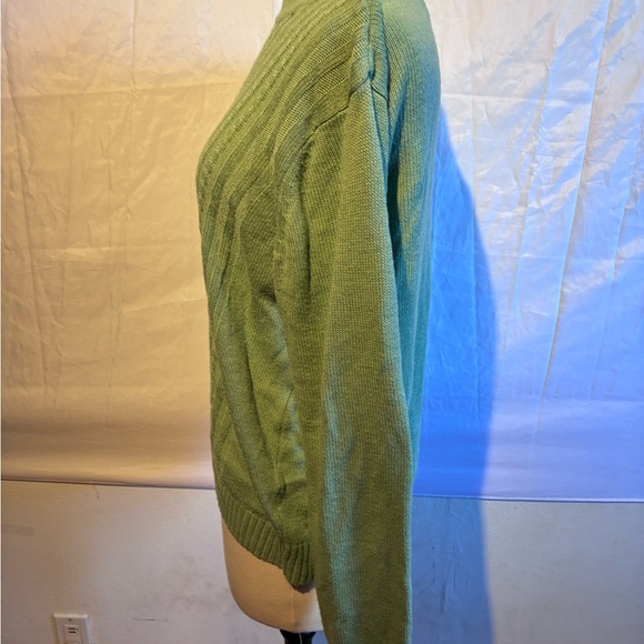 Cozy Green Cable Knit Women's Turtleneck Sweater - Picture 4 of 9
